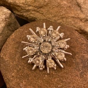 ❄️❄️Vintage woman’s snowflake brooch